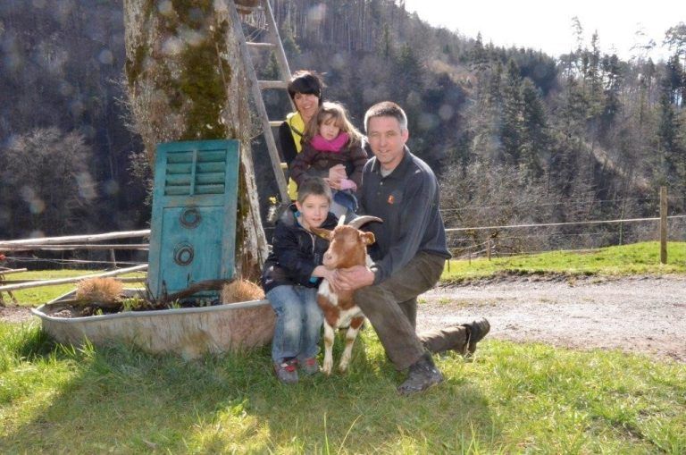 Biohof Martenetsch
            Beruflicher Umgang. Weidehaltung und Auslauf genießt die Mutterkuhherde der Familie Martin Kathan in Weiler.