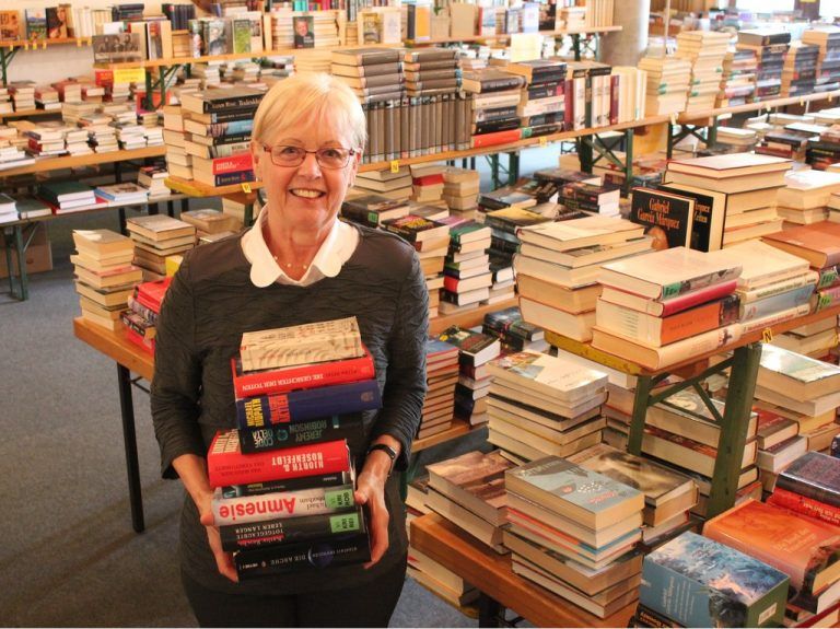 Birgit Kramer ist der gute Geist hinter dem großen Bücherflohmarkt in Bürs. VN/js