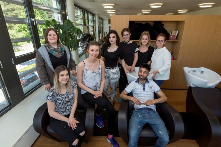 Birgit Nöckl (r): „Unser Wunschlehrling ist begeistert von unserem Beruf. Hat gute Kommunikationsfähigkeiten und ist belastbar.“ foto: vn/paulitsch