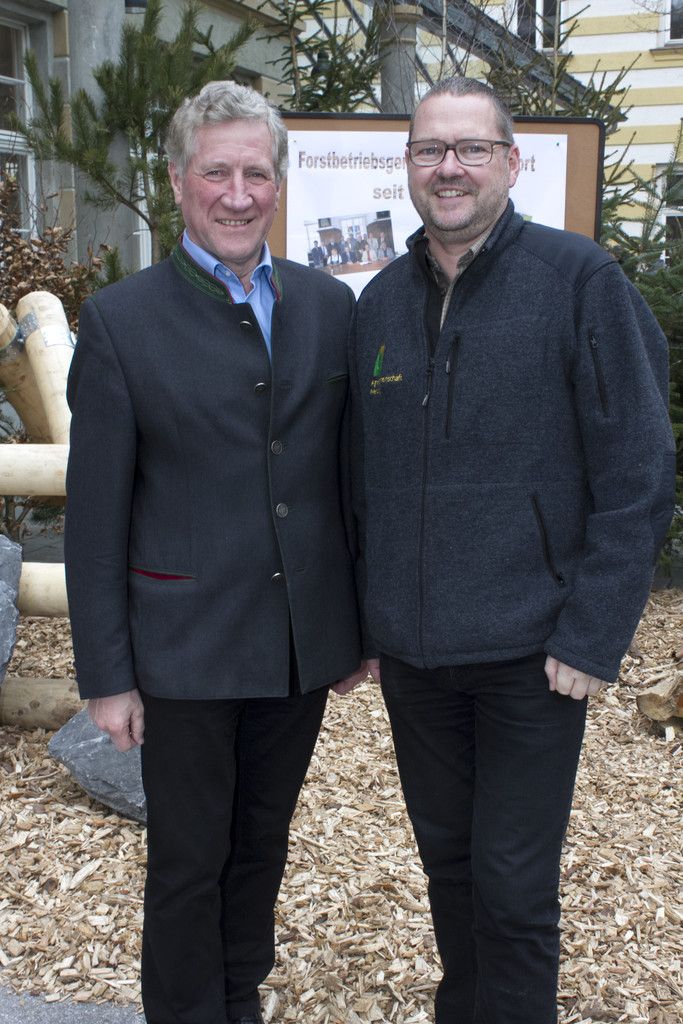 Bis 2020 sollen in Vorarlberg 10.000 E-Autos auf den Straßen sein. Die jüngste Initiative wird dabei helfen, dass die Zahl der Fahrzeugverkäufe steigen wird. Wir liegen schon jetzt österreichweit an der Spitze und wollen diesen Vorsprung weiter ausbauen.
Erich Schwärzler, Landesrat