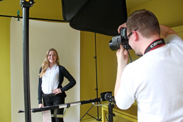 „Bitte lächeln!“ lautet die Devise beimBewerbungs-Fotoshooting. aha