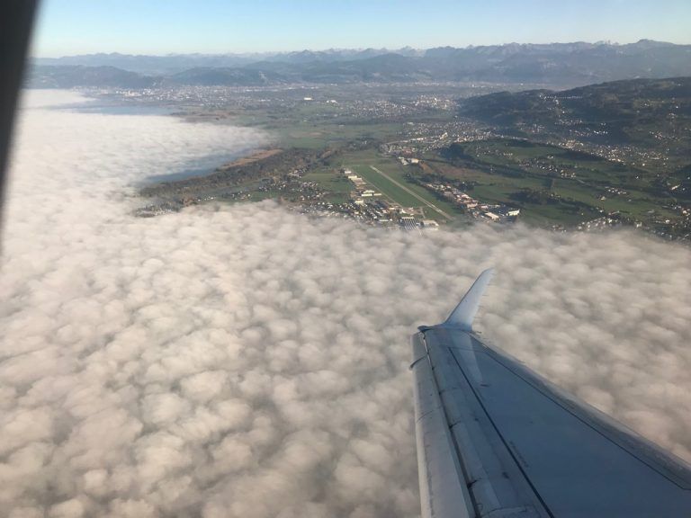 Blick aus dem Peoples-Flieger auf die Nebeldecke über See und Altenrhein. sca