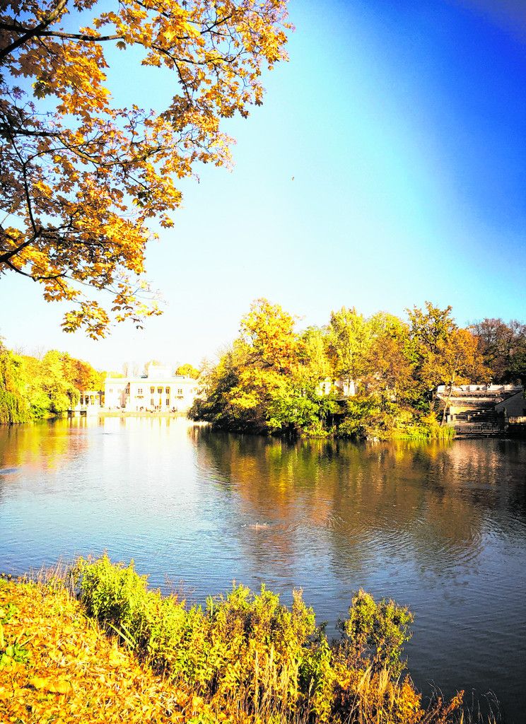 Blick über den See auf das Schloss und das Freilufttheater.