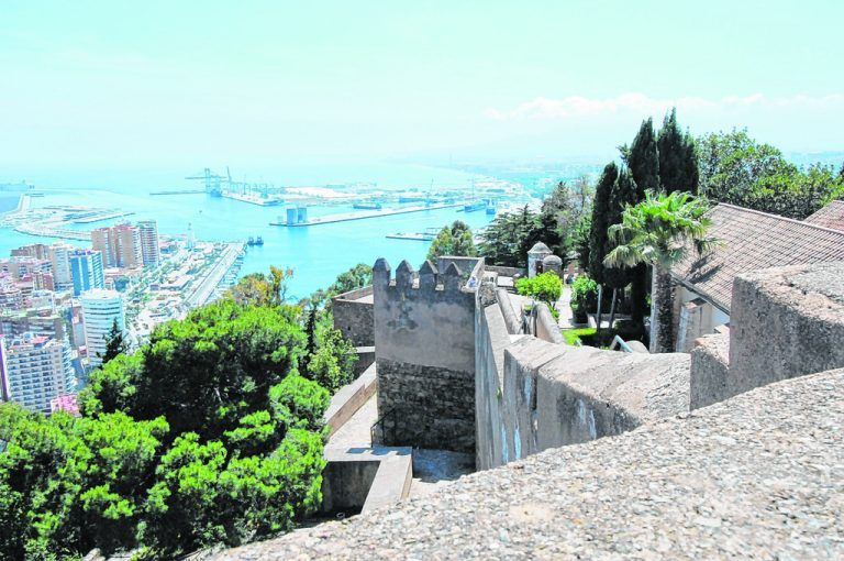 Blick von der Festungs- und Palastanlage Alcazaba auf die Stadt Málaga und den Hafen.