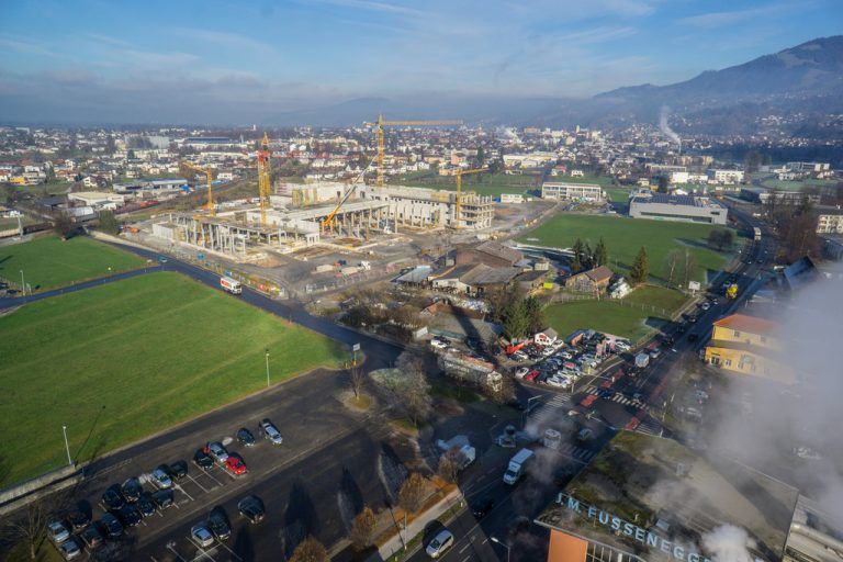 Blum BeschlägeUmsatz: 1,6 Mrd. EuroMitarbeiter weltweit: 6929» ProjektbeschreibungStanzzentrum (Werk 8) in DornbirnInvestition: 66,4 Millionen EuroInvestitionen insgesamt im vergangenen Jahr: 174 Millionen Euro, davon 120 Millionen Euro in Vorarlberg