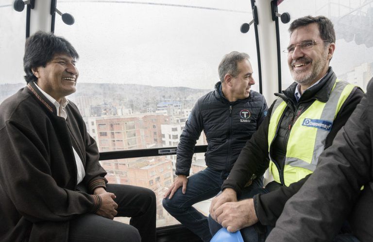 Boliviens Präsident Evo Morales bei der Jungfernfahrt der neuen Seilbahn-Linien. Doppelmayr