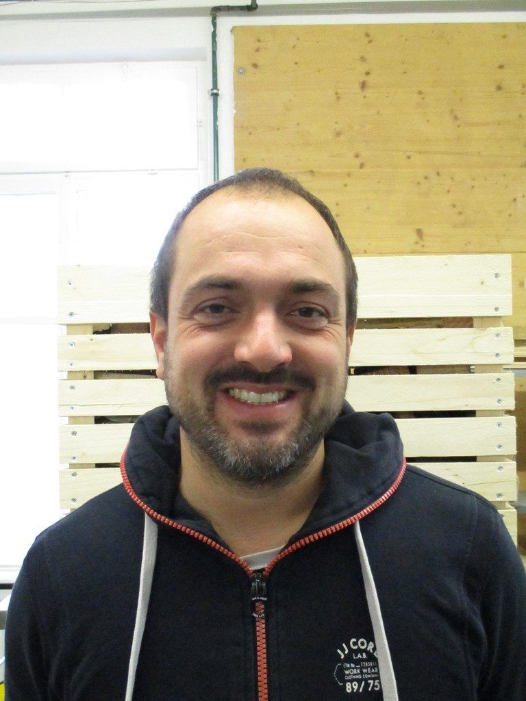 Bootsbauer Herbert,39 Jahre, GaißauUns zeichnet die Flexibilität aus, mit der wir arbeiten und auf die jungen Menschen eingehen können. In der Bootswerkstatt machen wir tolle und hochwertige Arbeiten, auch Kundenaufträge. In unseren Werkstätten können Jugendliche handwerkliche Skills lernen und Berufserfahrungen sammeln.