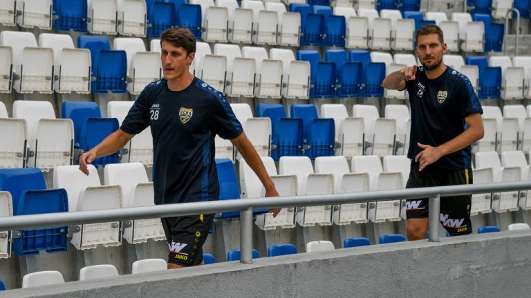 Die Stadiontribüne als Trainingsplatz. So nutzte Andreas Lukse auch die Zeit während der Europa-League-Fahrten mit Altach. gepa