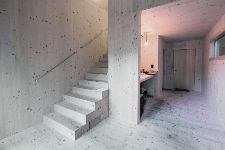 Büro und Toilette finden im einzigen Einbau Platz. Die Wände bestehen aus holz-gedübelten Bretterlagen, die Treppentritte aus massiven Balken.