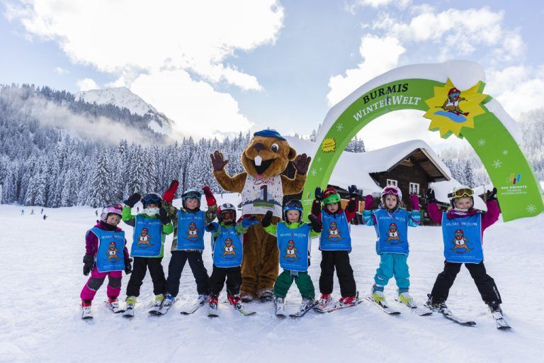 Burmis ErlebnisweltFür Kinder gibt es am Hohen Ifen die Erlebniswelt des Kleinwalsertaler Maskottchens Burmi. Hier lernen selbst die Kleinsten spielerisch das Skifahren. Zudem gibt es sieben Skischulen für Klein und Groß.