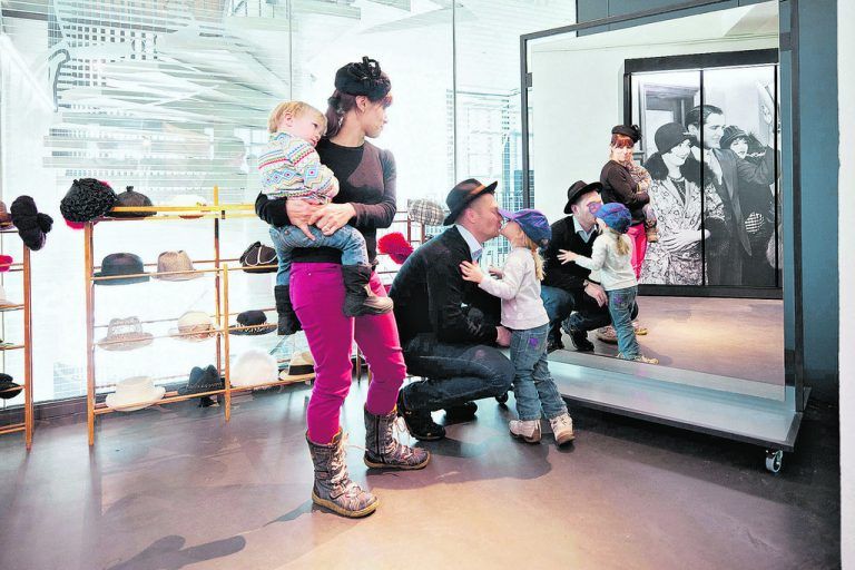 „Chapeau“ – Hut ab für Deutschlands einziges Hutmuseum in LindenbergUm 1900 trug die ganze Welt Hüte aus Lindenberg. Über vier Millionen Strohhüte produzierten die Männer und Frauen im „Klein-Paris“ der Hutmode mitten im beschaulichen Allgäu. In einer der größten Hutfabriken jener Zeit, der Hutfabrik Ottmar Reich, befindet sich heute das Deutsche Hutmuseum. Hier spazieren Besucher durch 300 Jahre Hutmode und entdecken Interessantes und Kurioses rund um das Thema Kopfbedeckungen. Mitmachstationen laden zum Ausprobieren und zum Staunen ein.