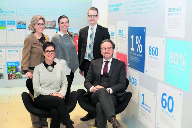 Chefs, die begeistern. Bereits vier Mal wurde die Hypo Vorarlberg zum besten Arbeitgeber im Ländle gekürt. Auch heuer sicherten die Mitarbeiter dem Bankhaus wieder eine Nominierung in der Kategorie über 300 Mitarbeiter. Nicht umsonst lautet das Motto: Was wir tun, tun wir gut.