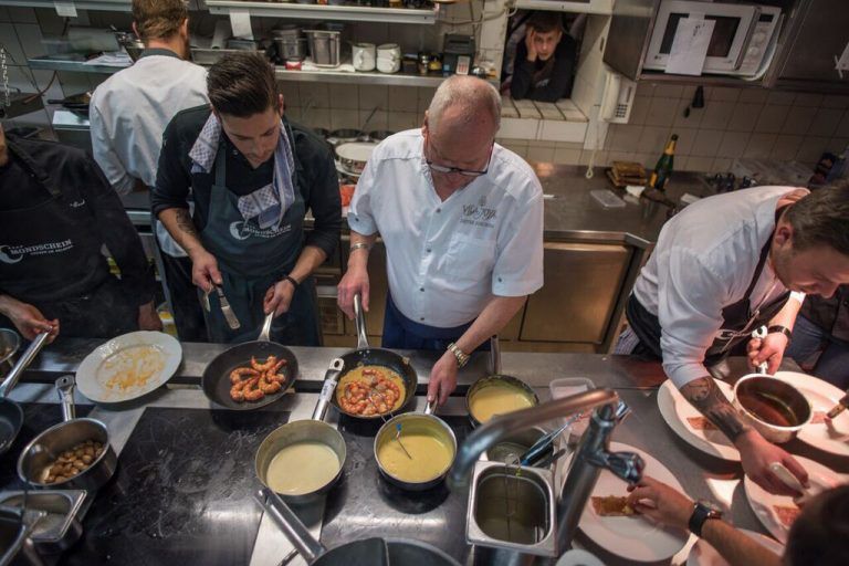 Chef`s Night Arlberg  Markus Kegele, Hotelier im Mondschein in Stuben, organisierte auch heuer die Chefs Night mit Spitzenkoch Dieter Koschina im Mondschein und im Schlegelkopf-Restaurant in Lech. Die Abende waren ausgebucht, für die VN-Hilfsaktion „Ma hilft“ wurden 1000 Euro überwiesen. 
              
              Mondschein
