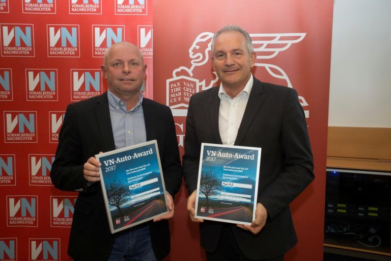 Christoph Fink und Renato Schneider mit den Awards für den Audi A3.