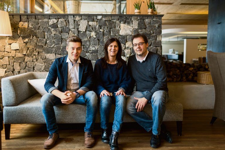 Christoph Lorünser (rechts) führt in fünfter Generation die Brazer „Traube“,gemeinsam mit seinerPartnerin Marianne Tauber und Sohn Matthias.
