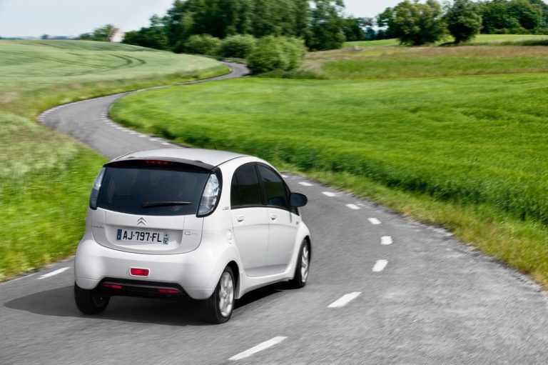 Citroën C-Zéro: Im Verein mit dem Mitsubishi i-MiEV und dem Peugeot iOnist die Doppelwinkelmarke in die elektrische Antriebszukunft gestartet.