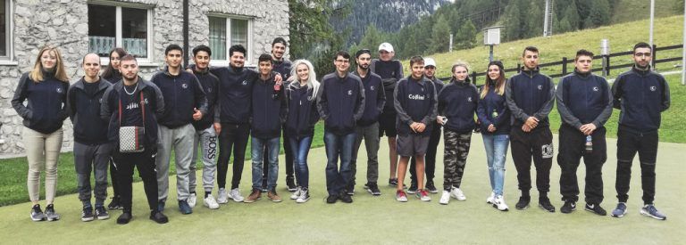 Collini Beim Oberflächenveredler Collini starten heuer 22 Jugendliche ihre Lehrausbildung. Ausgebildet wird in sieben Lehrberufen, wobei der Schwerpunkt auf der Oberflächentechnik liegt. Im Augenblick absolvieren 74 junge Menschen ihre Ausbildung bei Collini. Mit Lehre 4.0 schlägt Collini in der Lehre neue Wege ein. Lernen findet in der Gruppe statt - gefragt sind beim Oberflächenspezialisten junge Menschen, die mitdenken, mitbestimmen und sich einbringen wollen.