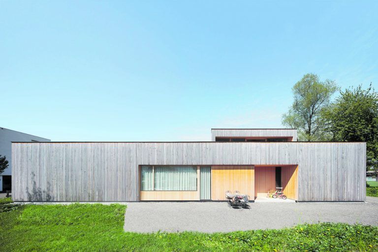 cukrowicz nachbaur aRchitekten haben mit einem äußerlich einfachen, flachen Bungalow bewusst einen Ruhepunkt in die in verschiedenen Höhen und Dichten bebaute Umgebung gesetzt.