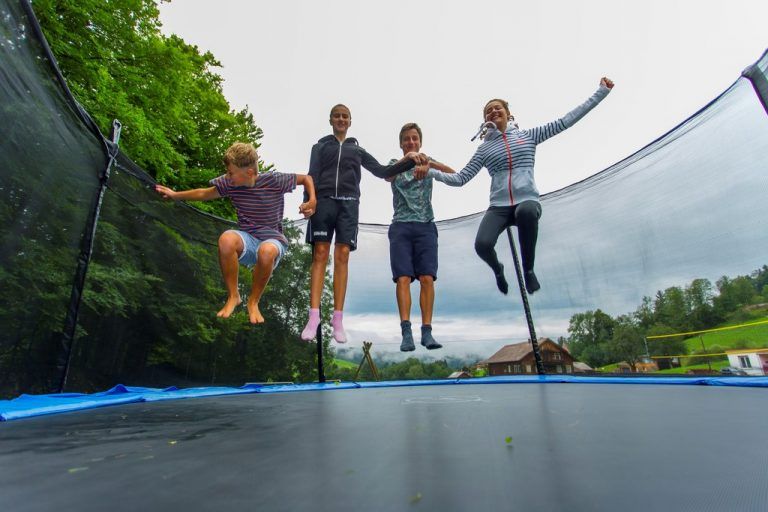 Da kommt Freude auf: Damian, Sarah, Konrad und Lina vergnügen sich auf dem Trampolin.Fotos: vn/paulitsch