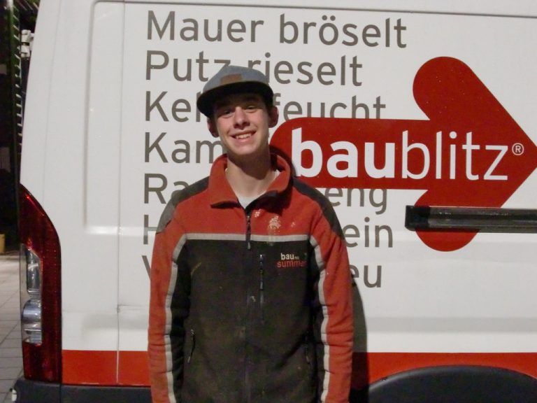 Da mein Vater als Verputzer arbeitet, war es für mich naheliegend, einen Lehrberuf auf dem Bau zu suchen. Maurer gefiel mir am besten. Der Gedanke, mit eigenen Händen etwas aufzubauen, das man auch Jahre später noch sehen und herzeigen kann, war sehr gut. Man ist immer an der frischen Luft und es gibt jeden Tag neue Herausforderungen zu meistern. Simon Entner (2. Lehrjahr Maurer)