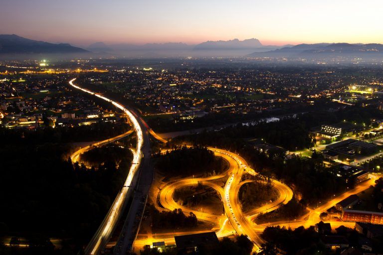 Damit es zu weniger Rückstau kommt, sollen einzelne Kreisverkehre an Anschlussstellen optimiert werden. Foto: VN/steurer
