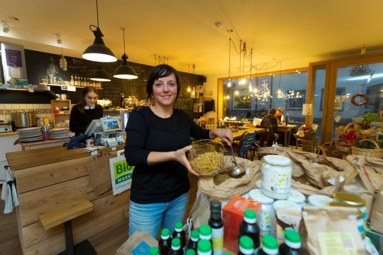 Daniela Eiterer lebt im Geschäft ihre persönliche Überzeugung vom einfachen und guten Leben. VN/Paulitsch