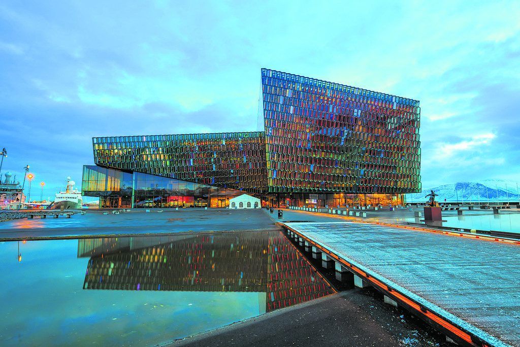 Harpa Hall: Farbenspiel am Hafen