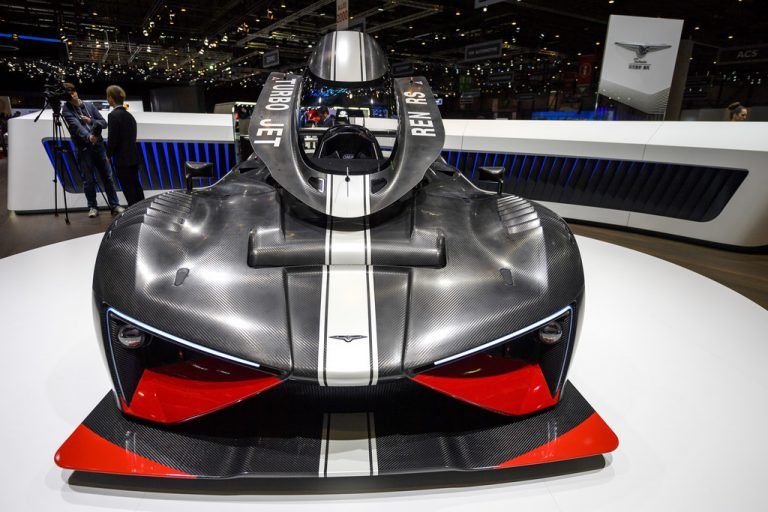 Das chinesische Sportwagenprojekt Techrules zeigt in Genf eine Rennsportvariante seines Elektrorenners Ren mit Namenszusatz RS. Als Besonderheit bietet der über 1300 PS starke E-Antrieb eine Microturbine als Reichweitenverlängerer. Mit der RS-Version gibt Techrules eine Art Lebenszeichen von sich, da sich die für 2018 angekündigte Produktion des Ren um Jahre verschieben dürfte.