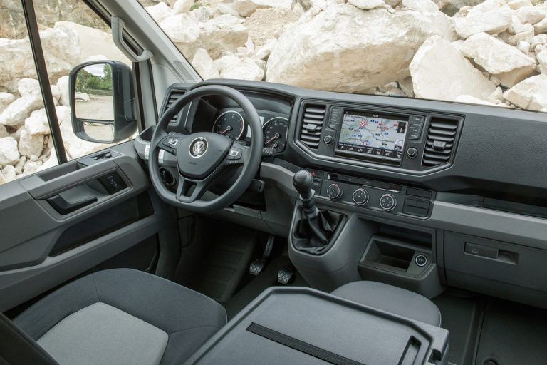 Das Cockpit des Nützlings ist zwar zweckmäßig, dennoch Pkw-haft.