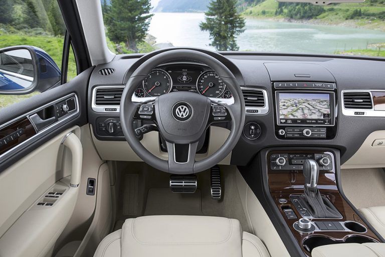 Das Cockpit ist VW-typisch nüchtern,dafür übersichtlich eingerichtet.