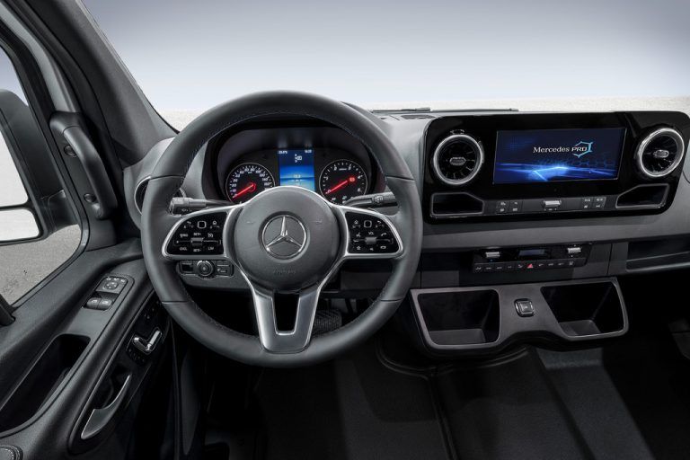 Das Cockpit kann mit Feinheiten à la E-Klasse eingerichtet sein.