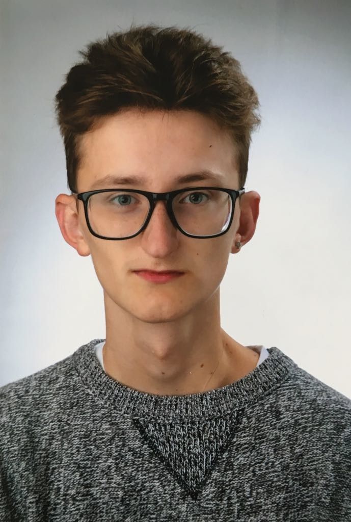 Das Coolste an der aha card finde ich, dass sie überall als offizieller Altersnachweis gilt. In meiner Freizeit bin ich oft unterwegs und gehe abends aus; immer den Pass bei mir zu tragen, wäre total umständlich. So kann ich meine aha card vorzeigen und mein Alter nachweisen. Dominik Drljo, 17 Jahre, Bregenz