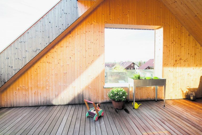 Das Dachgeschoß wird von einer großen Terrasse abgeschlossen, die vor Wind und Regen schützt und doch mit einer glaslosen Öffnung und einem breiten Dachausschnitt zugleich einen Außenraum samt Hochbeet schafft.