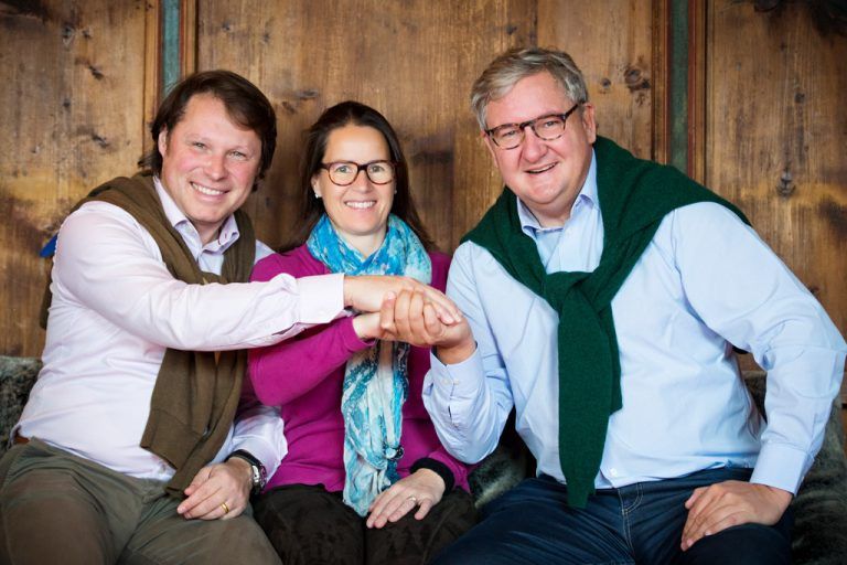 Das Ehepaar Johanna und Klaus Moosbrugger-Lettner mit Richard Hauser (r.) starten mit Kitzbühel Lodges. Foto: KCC