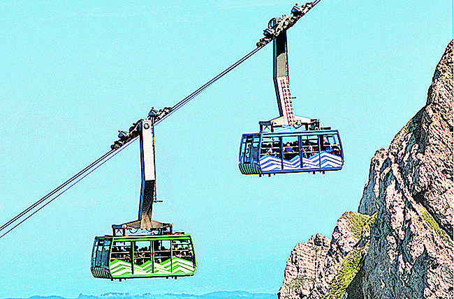 Das einzigartige Gipfelerlebnis mit Blick auf sechs Länder am Schweizer Säntis erleben„Komm rauf. Kannst runterschauen!“ – fast schwerelos gleitet man mit der Bahn hinauf zum Säntisgipfel auf 2502 Meter. Von dort bietet sich eine atemberaubende Aussicht über sechs Länder. Genauso grenzenlos wie der Weitblick sind die Möglichkeiten, die sich den Ausflüglern am Säntis und der Schwägalp bieten. Von der wettergeschützten Aussichtshalle bis zur einladenden Sonnenterrasse, vom schwindelerregenden Gipfelweg bis zur gemütlichen Wanderung und vom Nordic Fitness Center bis zum Natur-Erlebnispark.