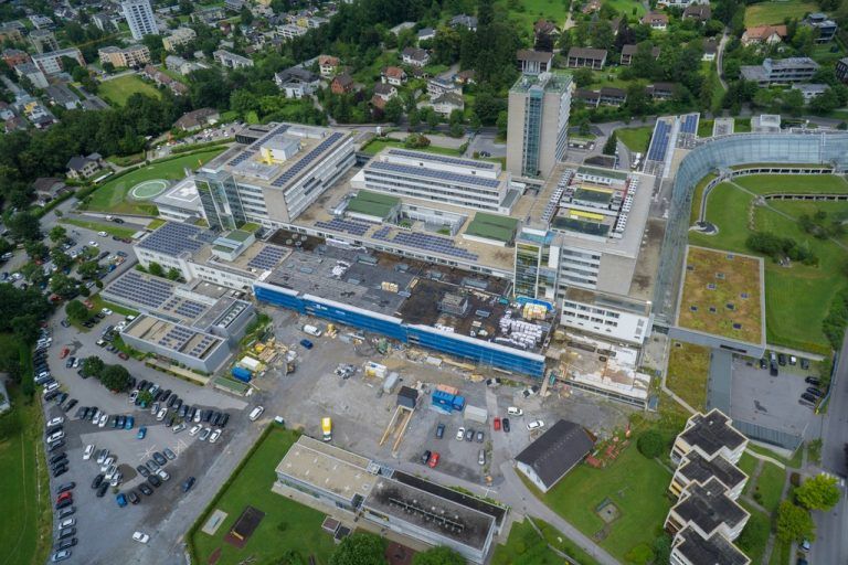 Das Feldkircher Krankenhaus wird derzeit groß umgebaut. VN/Hartinger