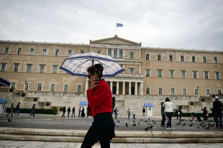 Das griechische Parlament soll weitere Rentenkürzungen und Senkungen des steuerfreien Betrags beschließen. Foto: AFP