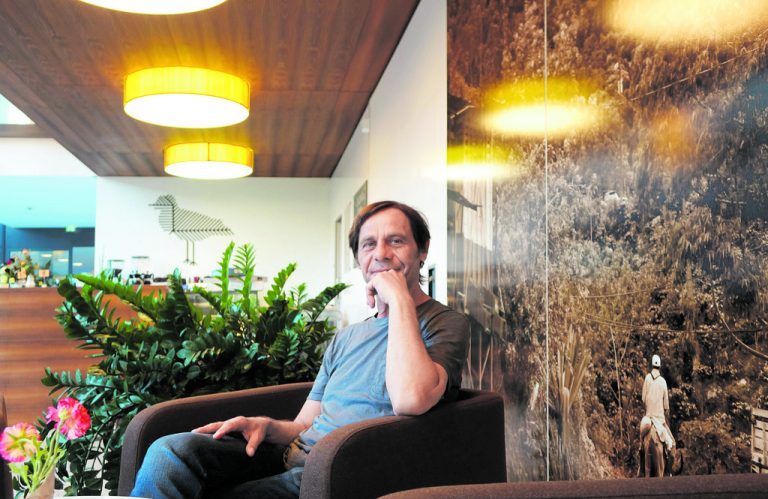 Das große Bild an der Rückwand des Cafés stammt von Dietmar Hartmann selbst und entstand am frühen Morgen auf einer Kaffeeplantage im Dschungel von San Geronimo. Eine Erinnerung und Anlaß für Erzählungen.