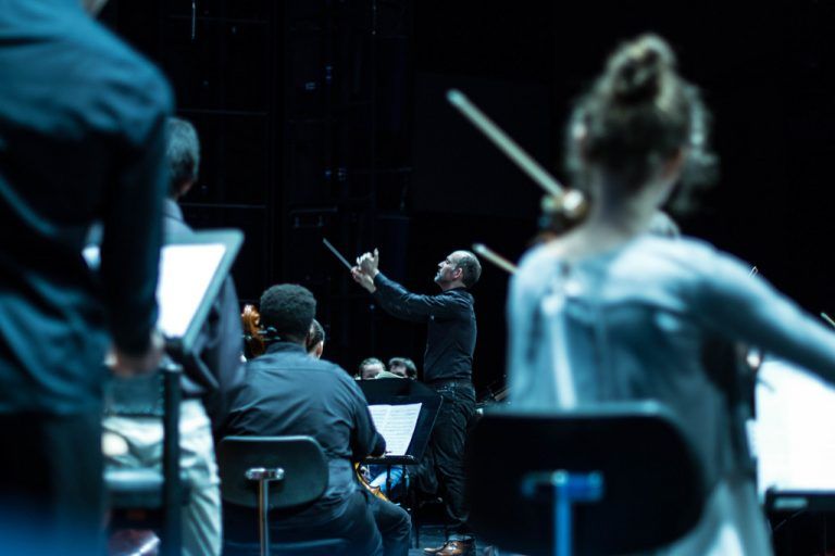 Das große Orchester des Vorarlberger Landeskonservatoriums spielt Werke der Zeitgenossen und Freunde Dvořák und Brahms.Victor Marin