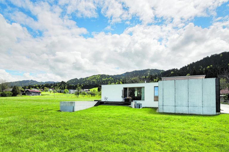 Das Haus Brandner steht wie auf einem Tablett auf einer leicht abfallenden Wiese. Angelegt als Bungalow und gebaut aus 50 Zentimeter dicken, weiß verputzten Ziegeln. Statisch so ausgelegt, dass auf den Baukörper ein zweites Geschoß gesetzt werden könnte.