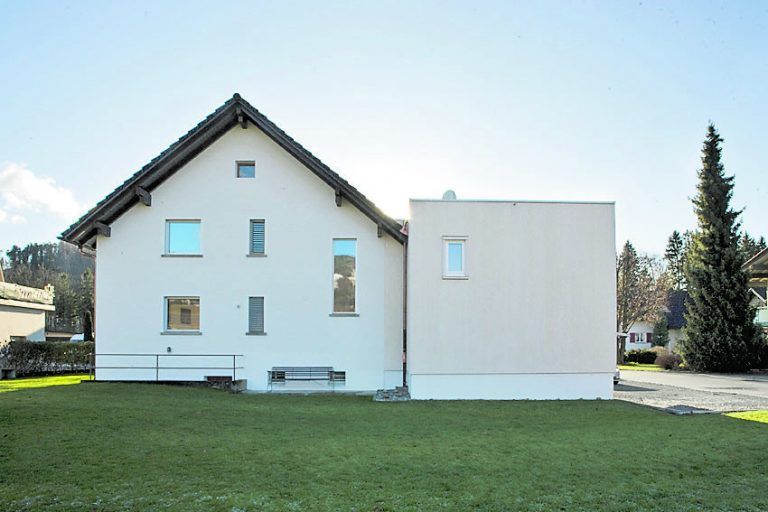 Das hohe, schmale Fenster auf der Nordseite zeigt das Stiegenhaus an und den Übergang in den Turm auf halber Treppe. Auch ein Wohnraumfenster ist im Norden dazugekommen, dank guter Wärmedämmwerte gar kein Problem mehr.