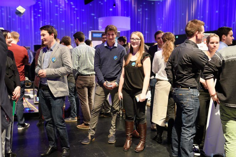 Das Interesse der Firmen war ebenso groß wie die Neugier der jungen Leute.