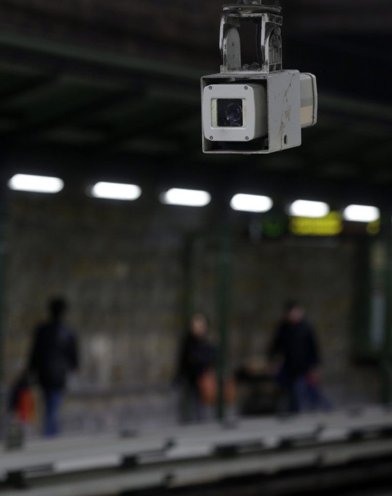 Das Maßnahmenpaket der Regierung sieht eine Ausweitung der staatlichen Überwachung und der Datenspeicherung vor.   APA