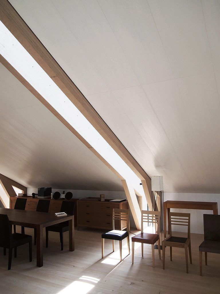 Das neue Haus bietet einen attraktiven Schau-raum für die handgefertigtenMöbel der Tischlerei.Außerdem können hier Besprechungen oder kleine Veranstaltungen stattfinden.