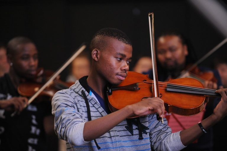 Das neue „pforte“-Programm „...fließen“ verspricht einen spannenden Teppich an Klängen. Mit dabei ist der südafrikanische Musiker Zuko Samela. foto: daniel lienhard