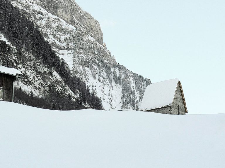 Das Plateau unterhalb der Kanisfluh, die von hier rund 1000 m aufsteigt; die Lawinen nehmen gewöhnlich den Weg durch die Furchen der Wand und verschonen den Siedlungsraum.