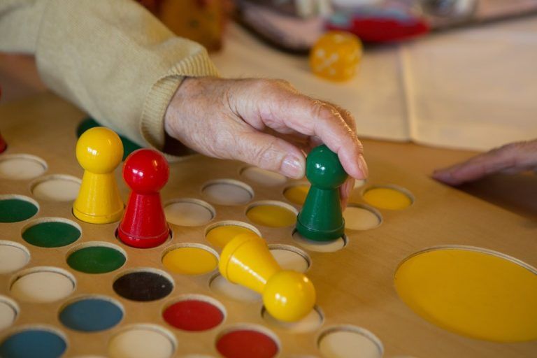 Das Projekt Alltagshelfer soll Langzeitarbeitslose auf den Arbeitsmarkt führen und Pflegebedürftigen eine Hilfe zur Seite stellen. VN/Hartinger