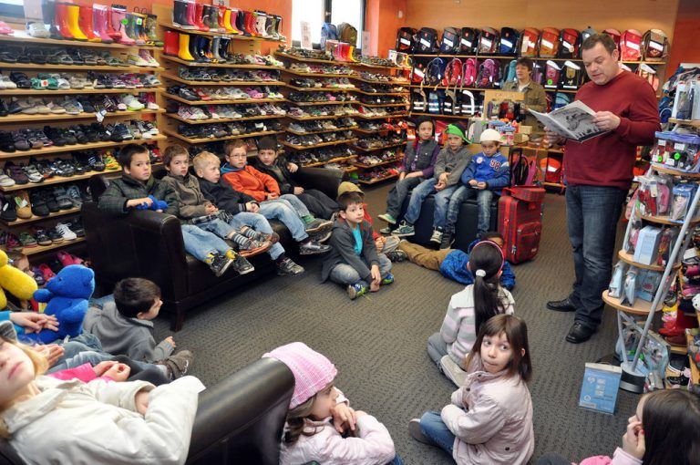 Das Schuhhaus Hopfner ist seit Jahrzehnten in Haselstauden verankert. Das zeigen auch Aktionen wie dieser Lesetag im Geschäft. Foto:VN