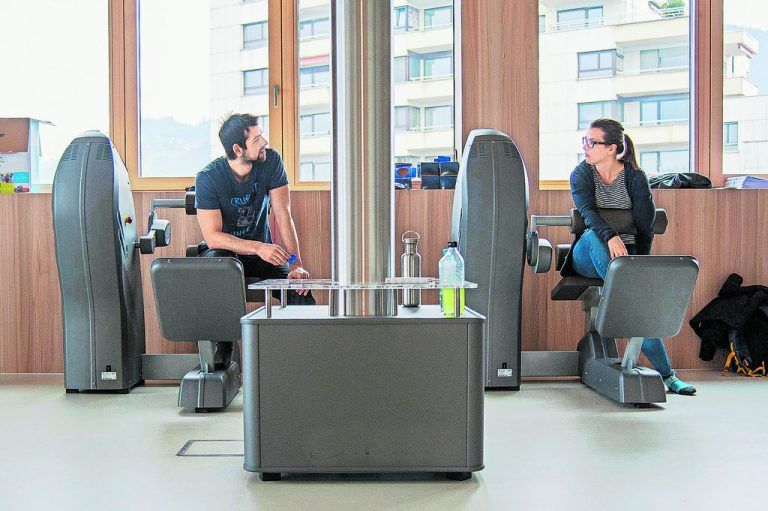 Das schweißtreibende Kämpfen an den Fitness-geräten, die im Physiotherapiezentrum im neuen vierten Obergeschoß aufgestellt sind, wird durch fabelhafte Ausblicke auf den quirligen Bahnhofplatz versüßt.
