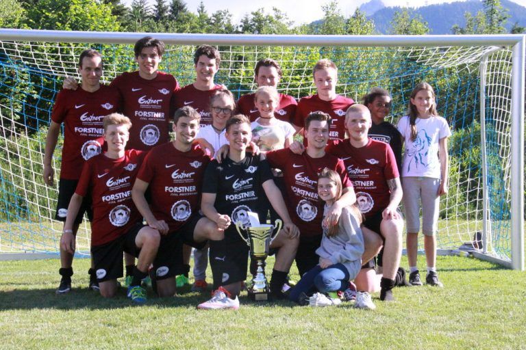 Das Siegerteam präsentiert den Pokal.Foto: cdmediateam